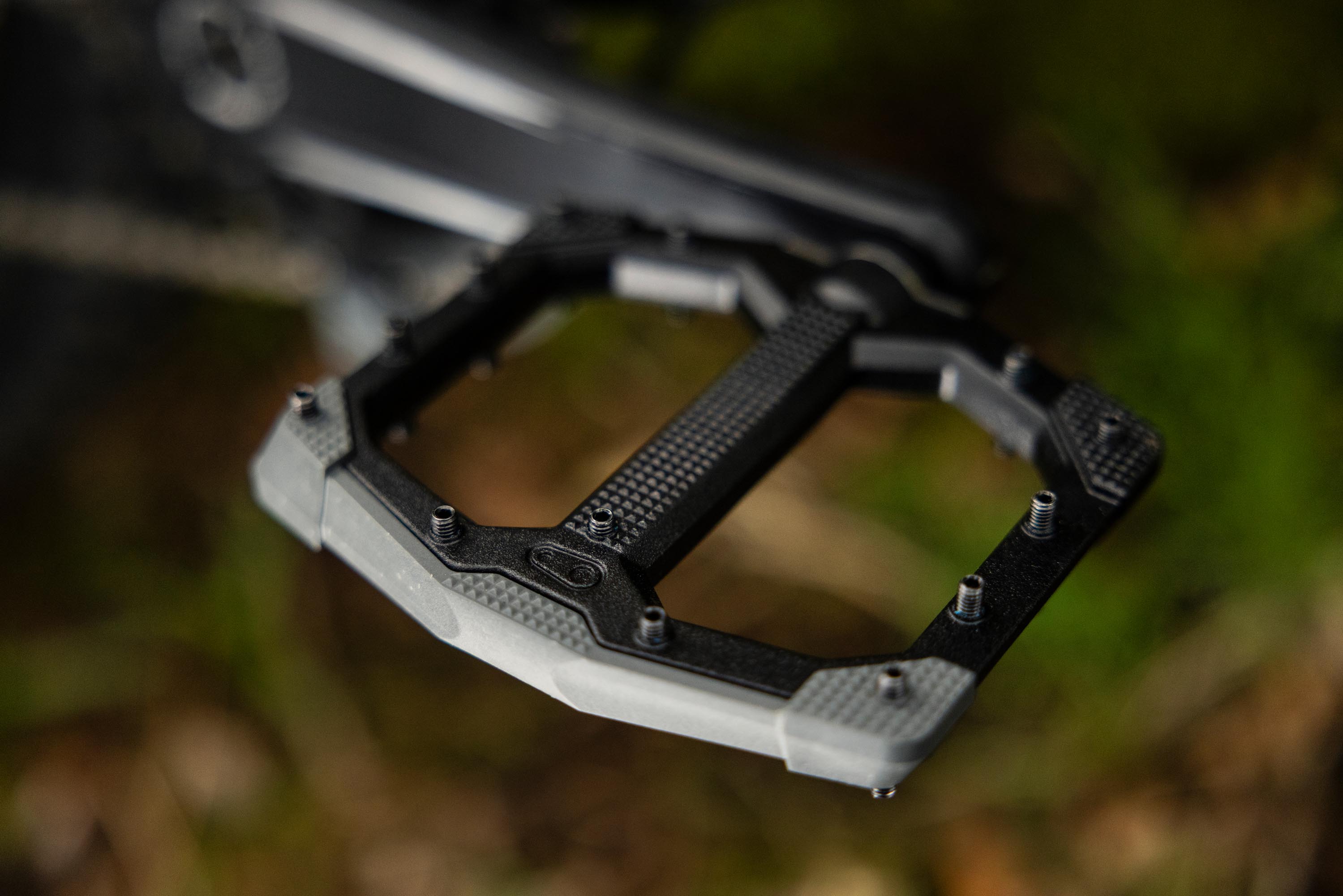 Crankbrothers Stamp Evo: Flatpedal mit „Opfer-Schutz“