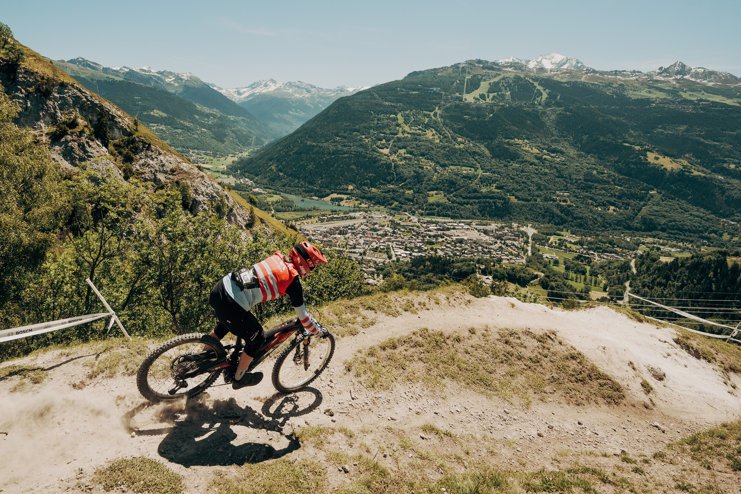 Bosch eMTB-Challenge 2026: Rotwild Schwalbe Gravity Team am Start in Les Arcs